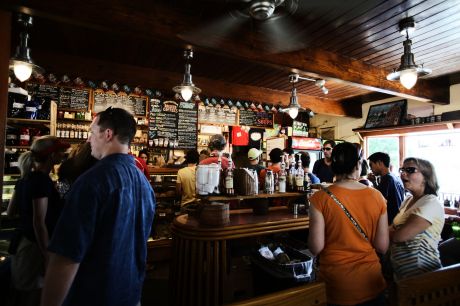 Boire un verre au cercle des nageurs